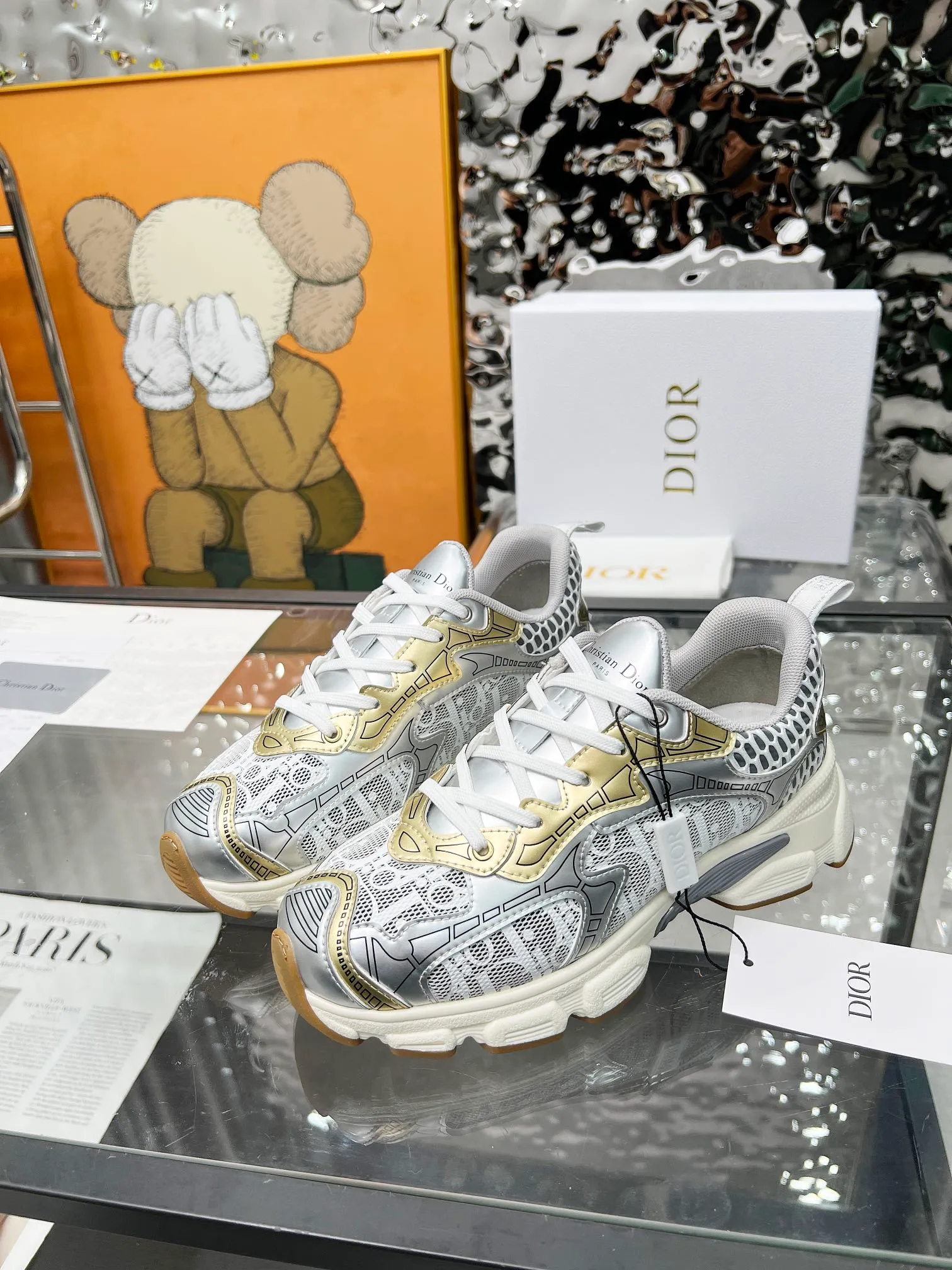 P560🐮🐮The official website of Dijia's new colors has been updated simultaneously [Celebration] This Dior Vibe sneaker incorporates Dior's high-end spirit and reinterprets classic running shoes. White mesh fabric features an Oblique print and is paired with laminated leather-effect panels in gold and silver tones for a contrasting look. It is further embellished with classic details such as 3D effect details, the lucky star symbol on the rear, and the logo on the tongue and rear pull tab. The lightweight sole is embellished with gray stars, complementing a variety of casual or elegant pieces for a modern look. Size: Women’s size 35-41 (35/42 can be customized) Men’s size 40-46 (39/46 can be customized)